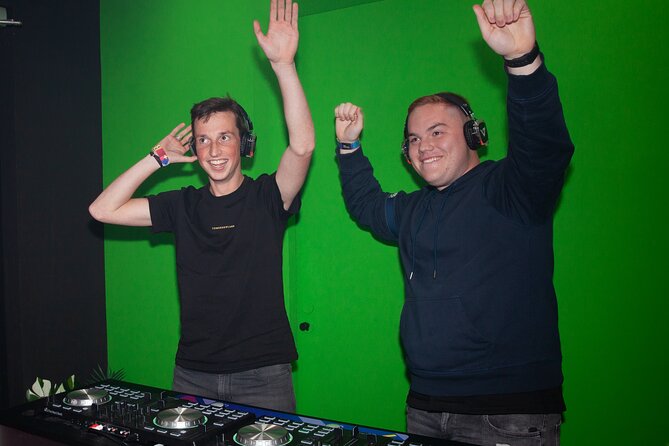 Entrance Ticket - ONSTAGE DJ Experience - Location and Accessibility