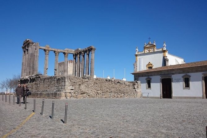 Giraldo Square and City Center Walking Tour of Évora - Inclusions