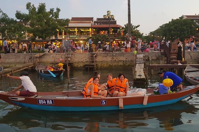 Hoi an Nightlife Tour With Hoi an Ancient Walking Tour, Boat Ride, Night Market - Scenic Sampan Boat Ride