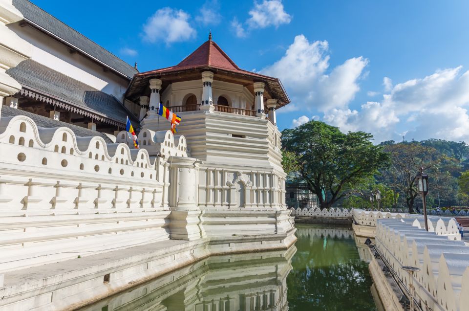 Kandy: Temples, Gardens & Cultural Show City Highlights Tour - Itinerary Highlights