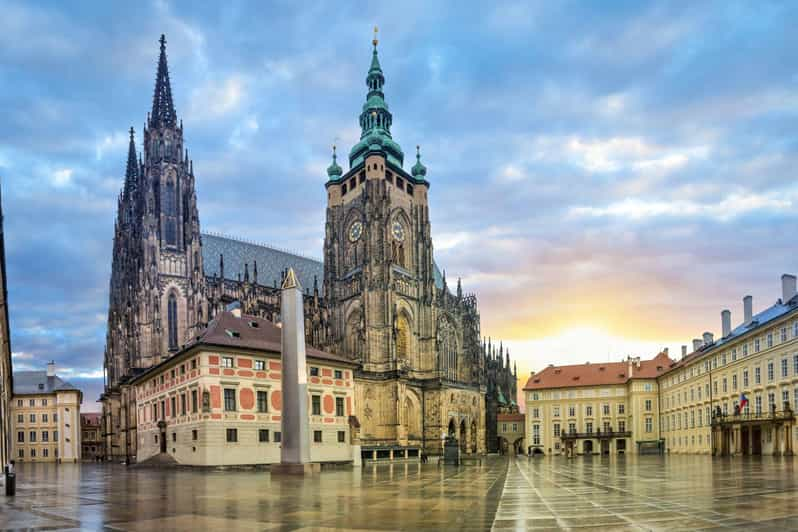 Luggage Storage Service Close to Prague Castle - Booking and Availability