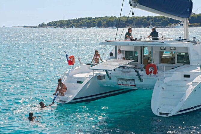 Luxury Hawaiian Sea Turtle, Dolphin Sail and Kona Snorkel - Luxury Yacht Amenities