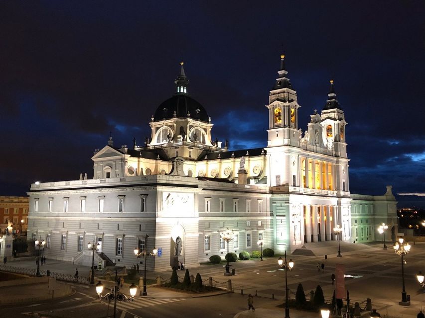 Madrid: Enchanted Evening Walking Tour in Spanish - Experience Highlights