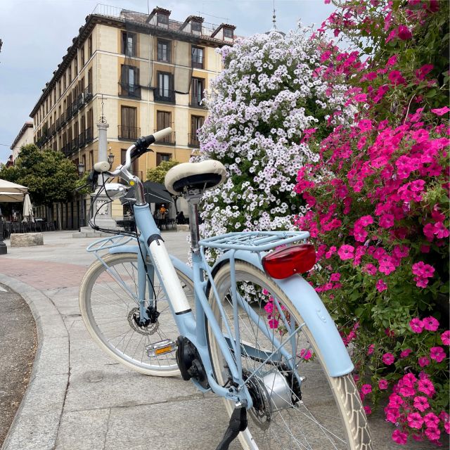 Madrid: Vintage Bike Rental With Tourist Map - Exploring Madrids Highlights