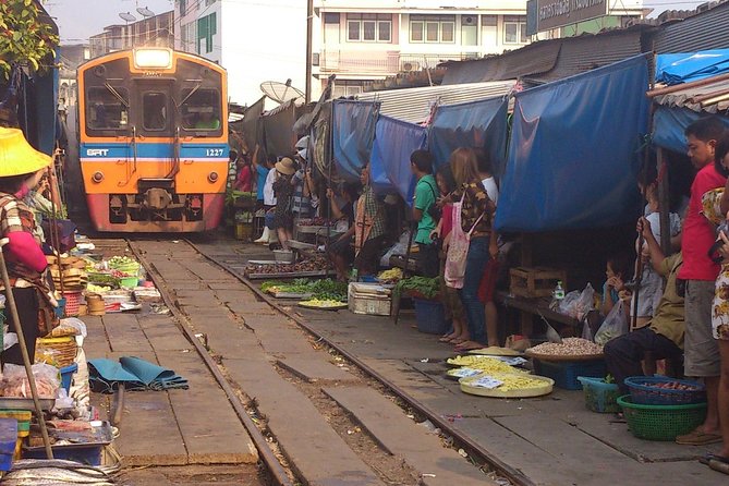 Maeklong Railway Market And Damnoen Saduak Floating Market - Key Highlights to Expect