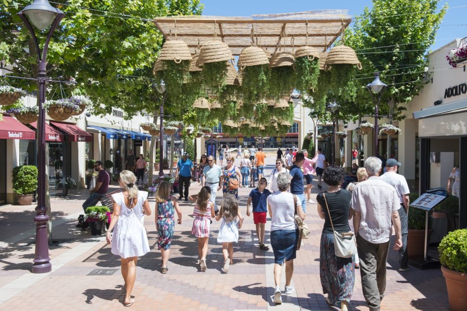 Mallorca: Fashion Outlet Shopping Excursion by Bus - Shopping Experience