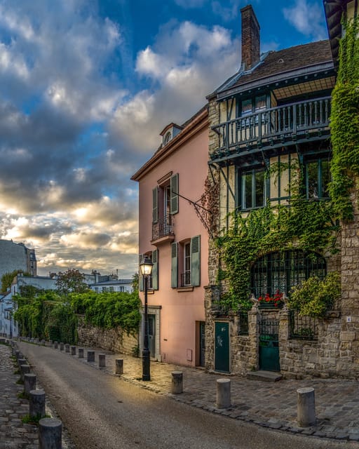 Paris: Montmartre Highlights Walking Tour With a Local Guide - Itinerary Highlights