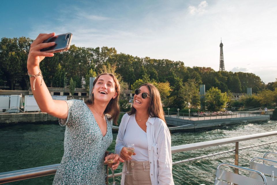 Paris: Seine River Cruise With a Live Guide - Cruise Route and Highlights