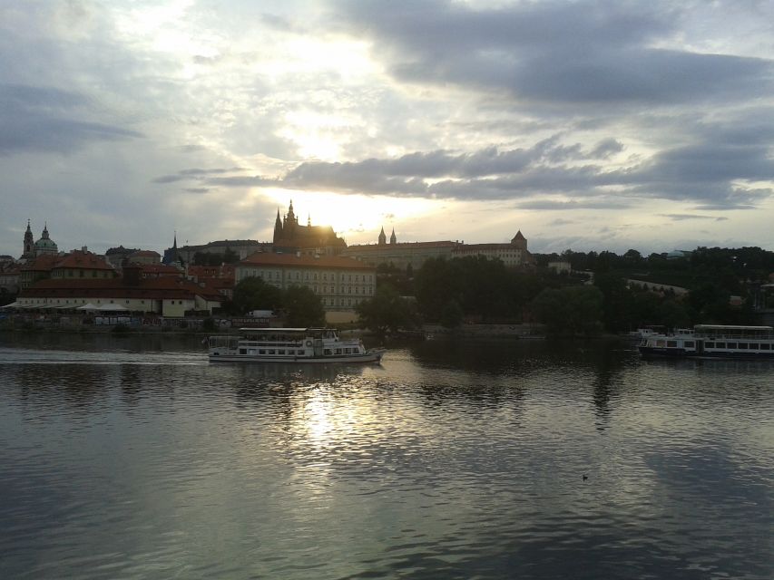 Prague: 3-Hour Evening River Cruise With Dinner - Cruise Experience