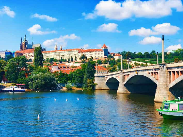 PRAGUE CASTLE: PRIVATE FAIRYTALE WALKING TOUR - Discovering St. Vitus Cathedral