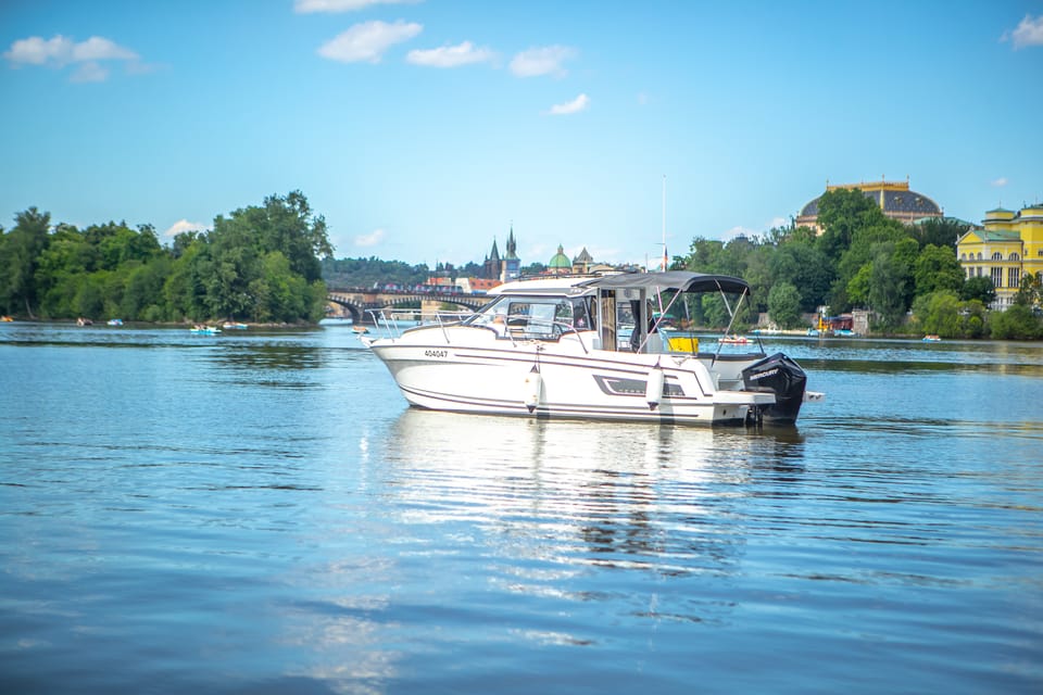 Prague: Private Vltava River Speedboat Cruise With Prosecco - Experience Highlights