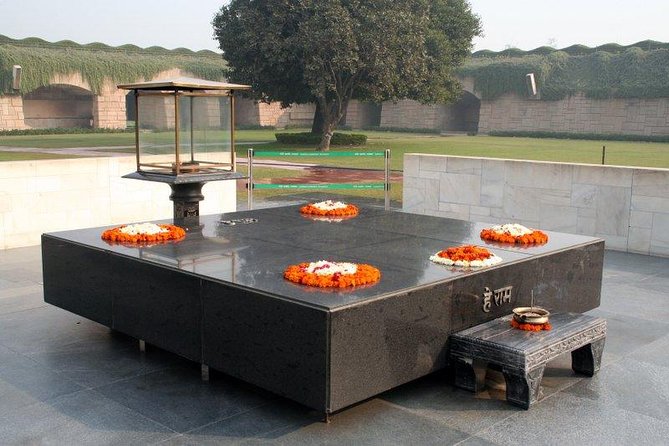 Private Full-Day Tour Visit Old and New Delhi With Rickshaw Ride - Key Attractions in Old Delhi
