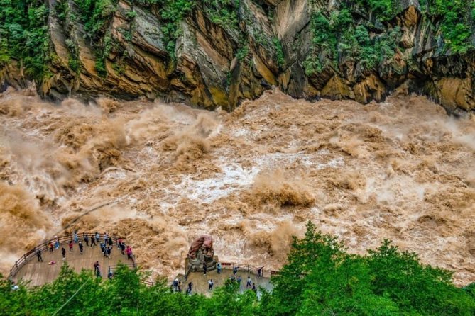 Private Lijiang Day Trip to Upper Tiger Leaping Gorge and Black Dragon Pool - Scenic Stops Along the Route