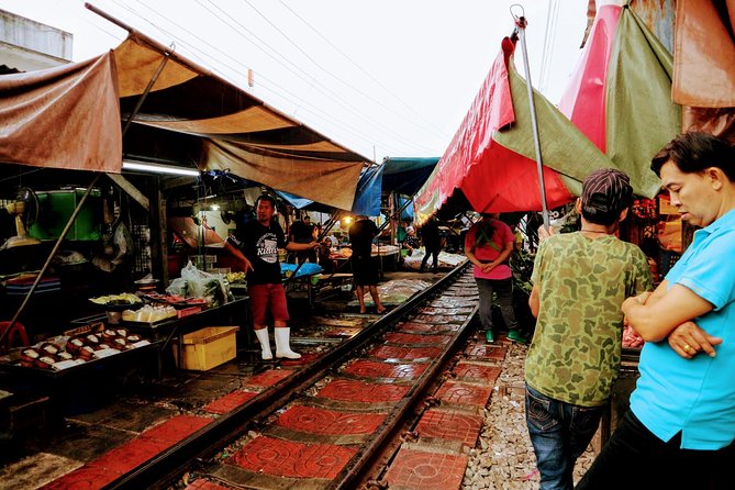 Private Tour: Amphawa Floating Market & Maeklong Railway Market - Exploring Amphawa Floating Market