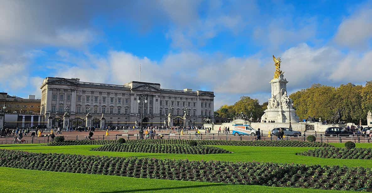 Royal London Walking Tour - Discovering Buckingham Palace and Clarence House