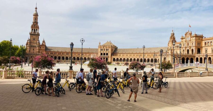 Seville: Relaxing City Bike Tour With a Tour Guide