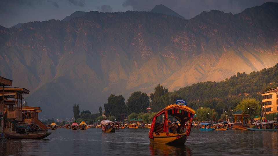 Srinagar: 3-Day Houseboat Tour With Mughal Gardens Visit - Accommodation and Meals