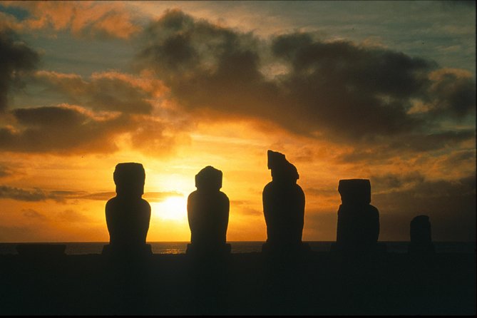 Super Saver: the Best of Easter Island - Rano Raraku and Anakena Beach Full-Day Tour