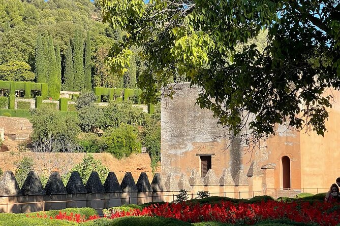 2-Hour Guided Tour of Alhambra Gardens and Alcazaba in Granada - Accessibility