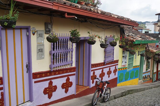 90 Minute Walking Tour of Guatapé - Exploring Traditional Streets