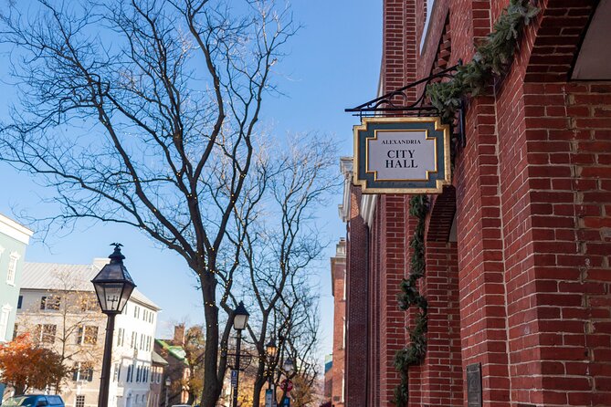 A Guided Walking Tour Through Historic Old Town Alexandria - Expert Guides and Their Approach