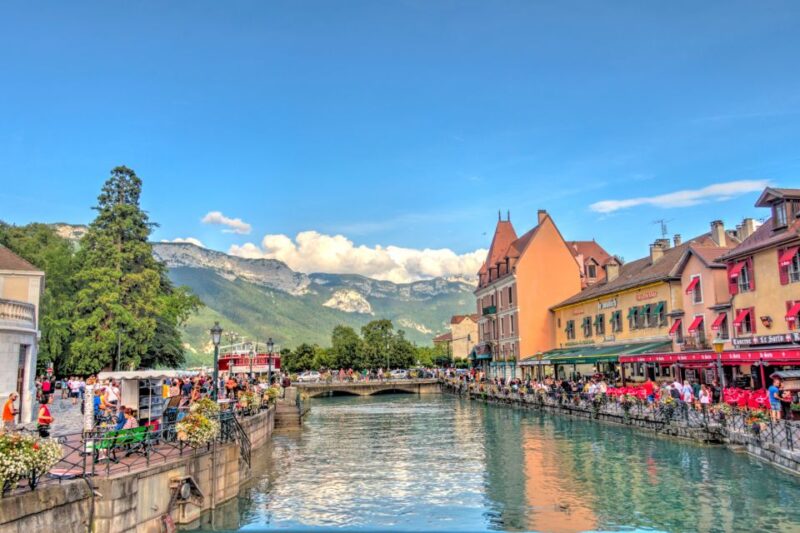 Annecy: First Discovery Walk and Reading Walking Tour - Tour Experience and Navigation