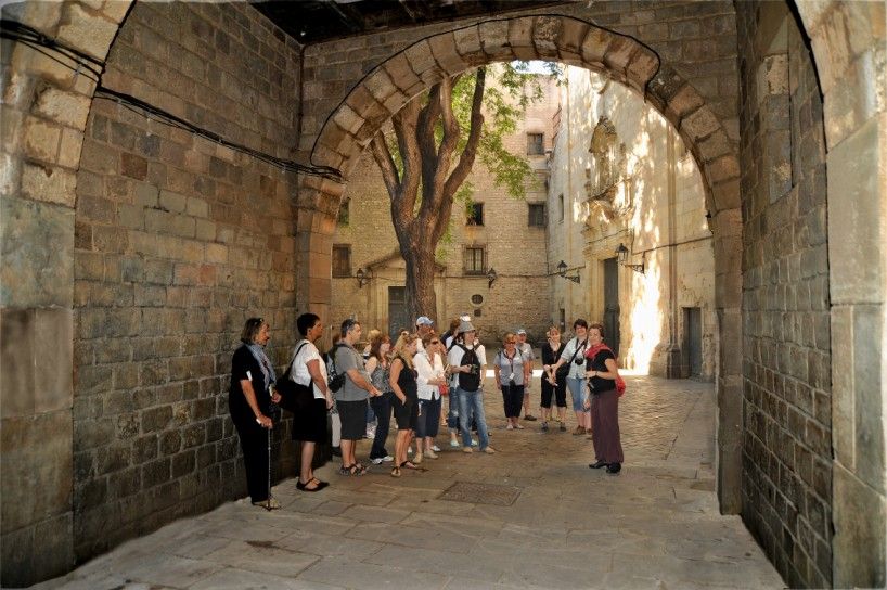 Barcelona 2-Hour Gothic Walking Tour - Tour Description