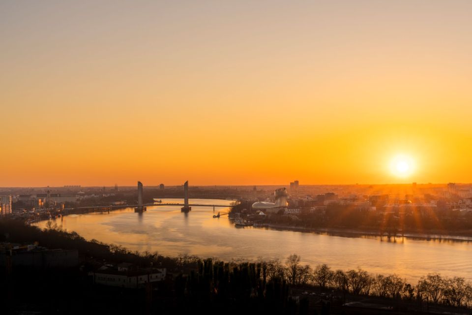 Bordeaux: Evening Apéritif Cruise on the River Garonne - Included in the Cruise