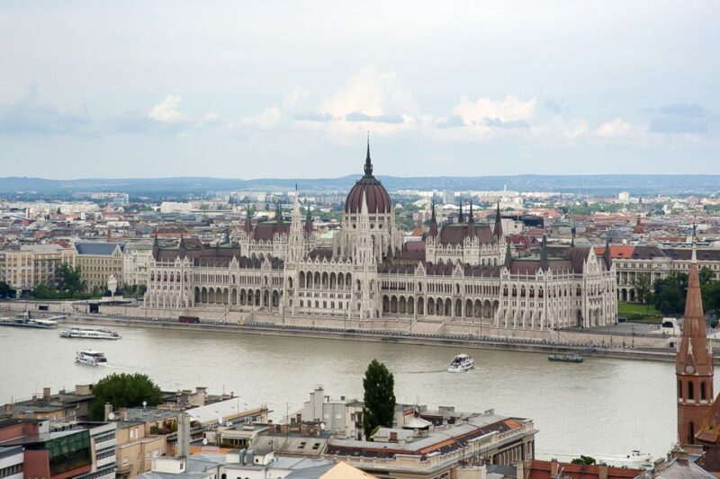 Budapest 3-Hour Walking Tour in Italian - Itinerary Details