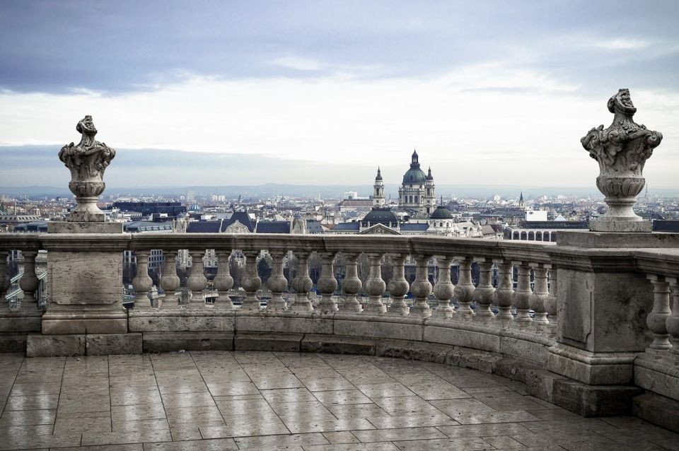 Budapest: Buda Castle Walking Tour in German - Tour Highlights