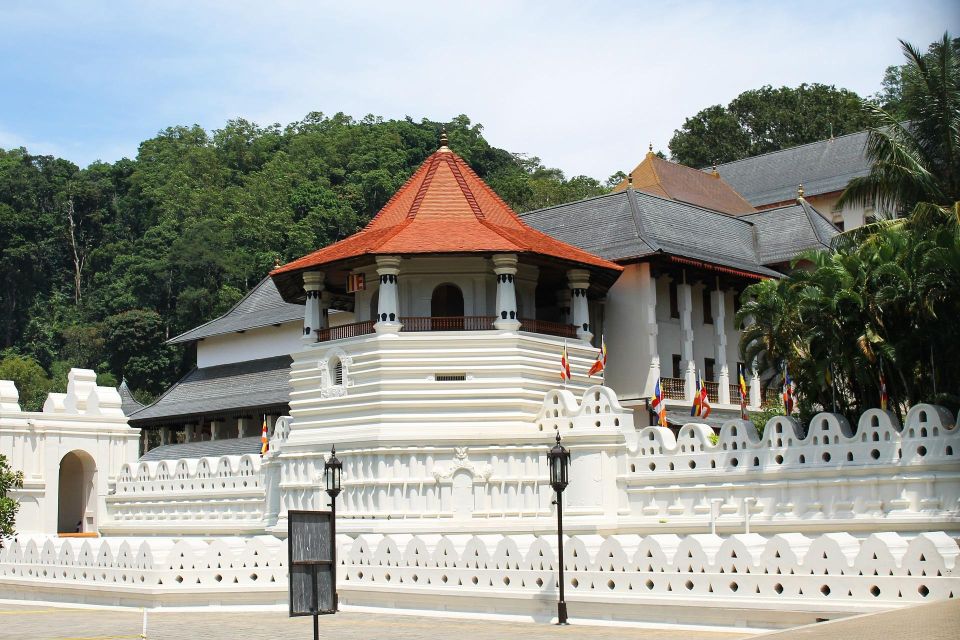 Day Tour of Kandy by Tuktuk With Free Lunch and Entry - Cultural and Historical Experience