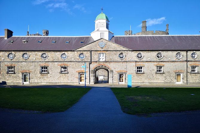 Discover Kilkenny With John: Animated Guided Tour in French - Meeting Point and Pickup Details