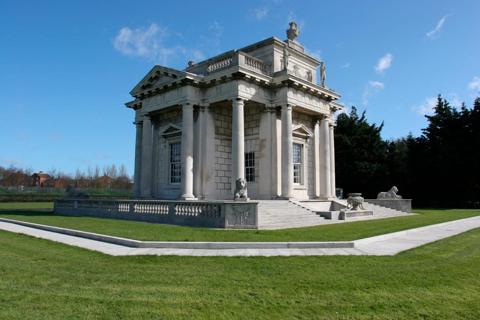 Dublin: Malahide Castle and Howth MULTILINGUAL Full Day Tour - Malahide Castle Experience