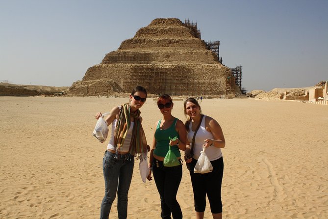 Full Day Tour to Giza Pyramids, Sphinx, Memphis, and Saqqara - Exploring the Giza Pyramids