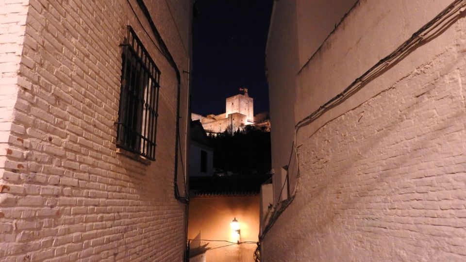 Granada: Albaicín in the Dark Walking Tour - Experience Highlights