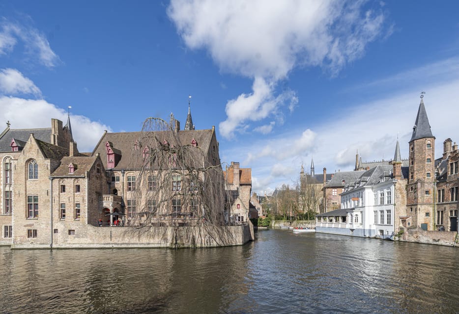 Historical Walk in Bruges With Local Guide. Praline Included - Key Landmarks to Explore