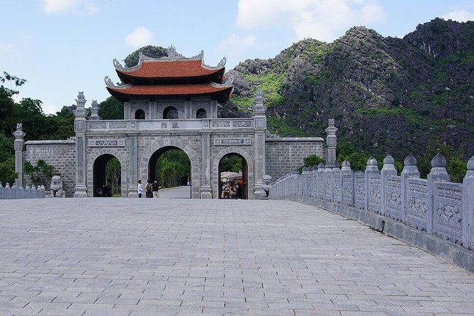 Hoa Lu Tam Coc Full Day Tour: Small Group Tour & Buffet Lunch - Exploring Hoa Lu