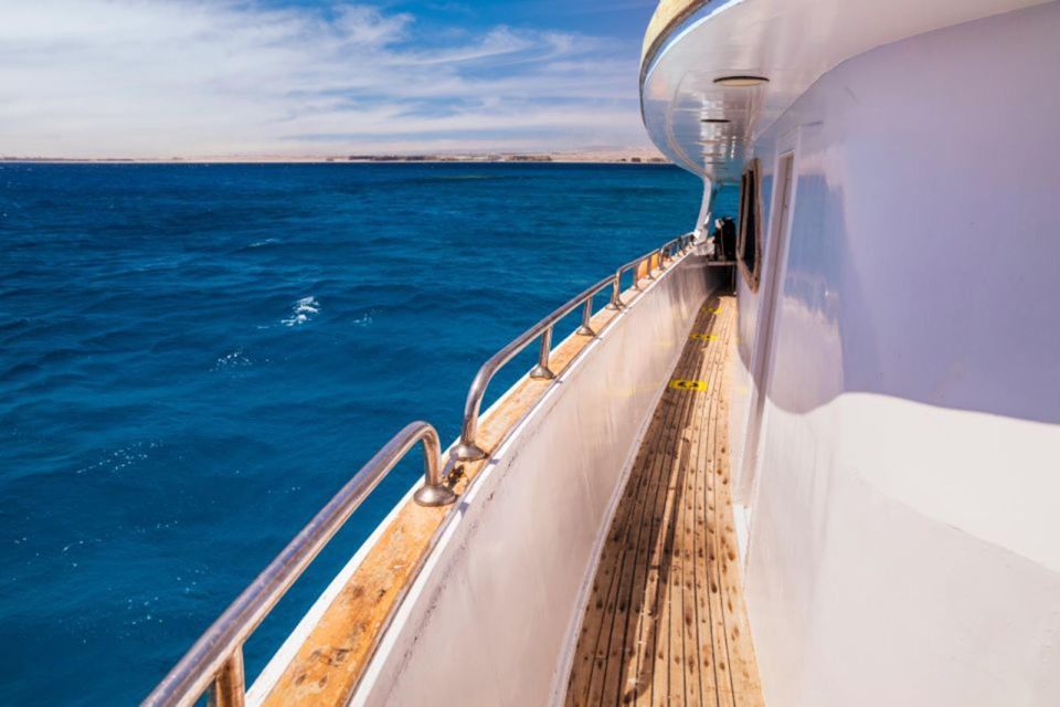 Hurghada: Luxury Private Yacht With Optional Lunch & Drinks - Yacht Features and Amenities