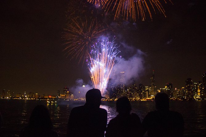 Lake Michigan Fireworks Cruise in Chicago - Onboard Amenities and Experience