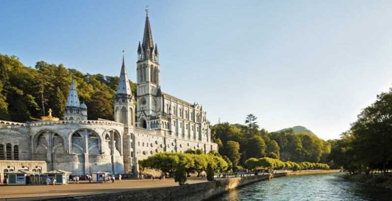 Lourdes: Private Guided Tour in the Sanctuary - Visiting the Grotto