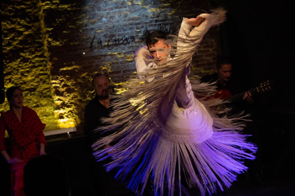 Madrid: the Cueva De Lola Flamenco Show Tickets With Drink - Venue and Atmosphere