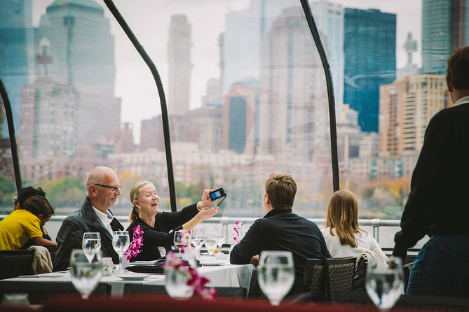 New York City Lunch Cruise on Bateaux - Onboard Ambiance and Entertainment