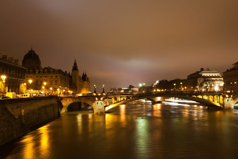 Paris: Illuminated Walking Tour in Spanish - Key Sites