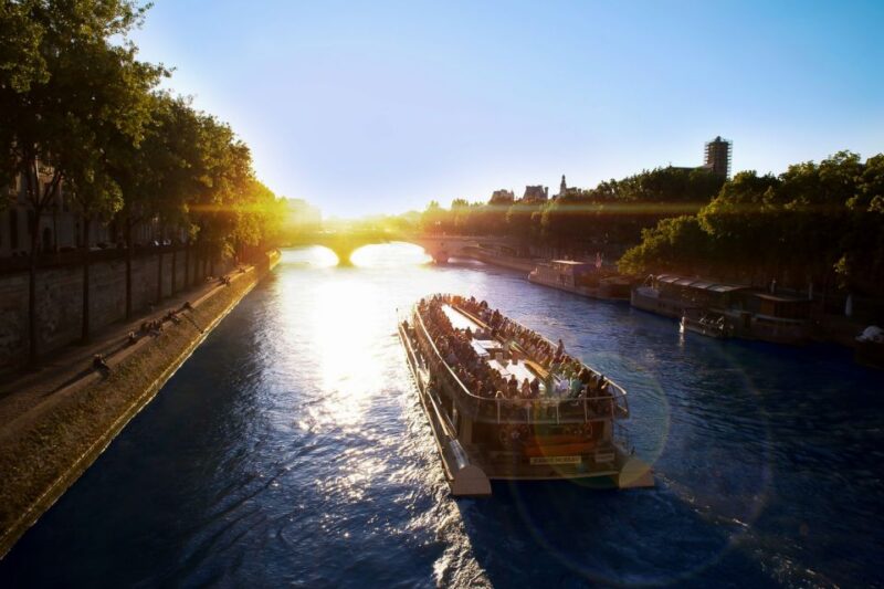 Paris: Illuminations River Cruise With Audio Commentary - Audio Commentary and Languages