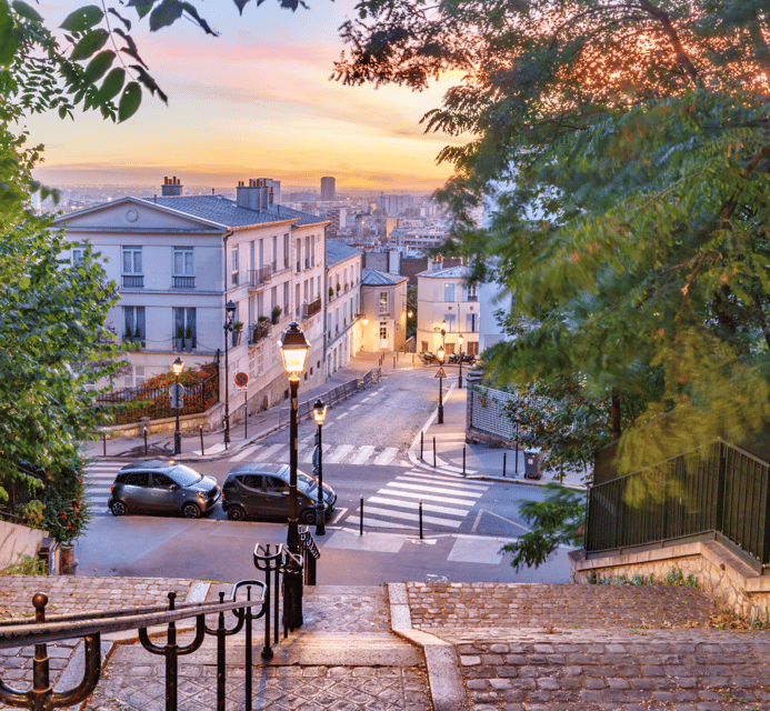 Paris: Montmartre Night Walking Tour, Dinner & Cabaret Show - Entertainment