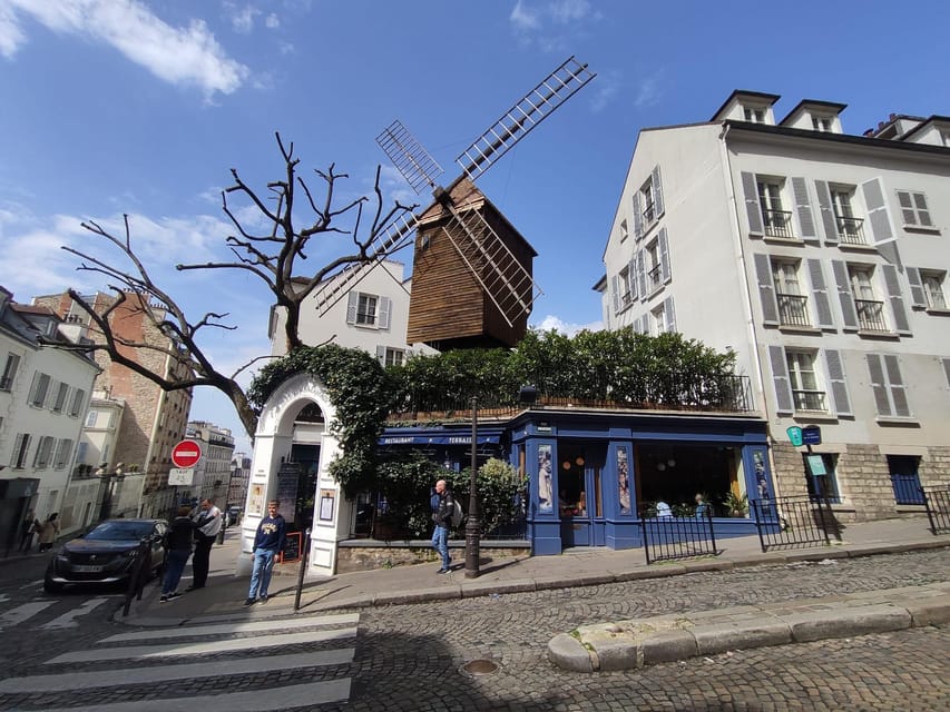 Paris: Montmartre Walking Tour With a Local Guide - Exploring Montmartre