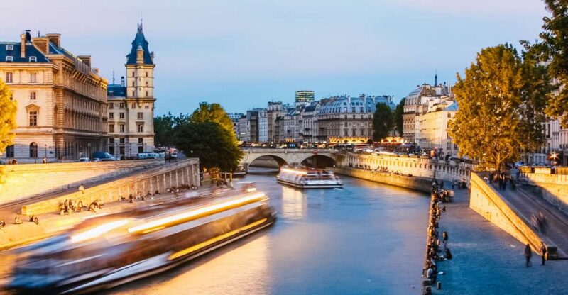 Paris: Night River Cruise On The Seine With Waffle Tasting - Waffle Tasting