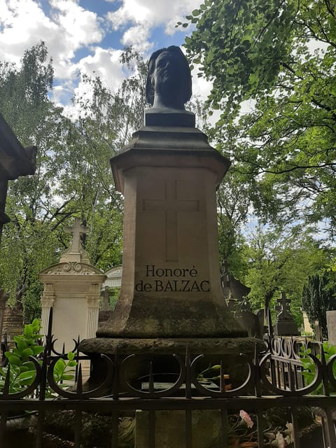 Paris: Visit Père Lachaise Cemetery Iconic Tombs - Tour Itinerary and Structure