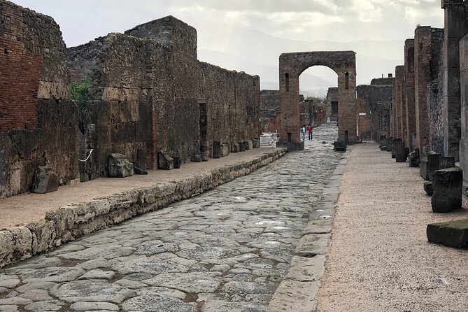 Pompeii and Herculaneum Private Tour With Pick up and Wine Tasting - Uncovering Ancient Roman Daily Life