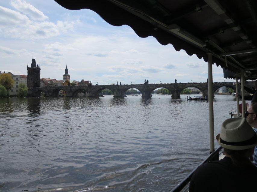 Prague: 2-Hour Lunch Cruise on the Vltava River - Dining Experience